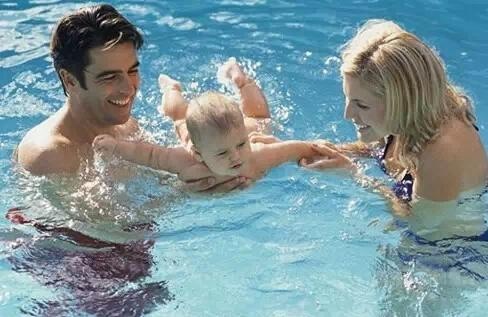 亲子游泳是最适合宝宝的冬季运动